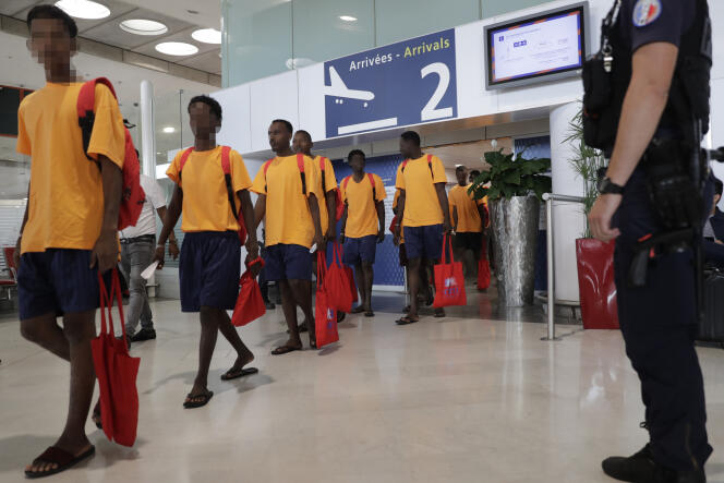 Des migrants quittent le hall de l’immigration à l’aéroport Roissy-Charles de Gaulle, près de Paris, le 5 juillet.