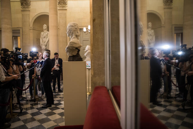 François de Rugy, président de l’Assemblée nationale, est assailli par des journalistes dans la salle des Quatre Colonnes, en fin de journée, le 19 juillet.