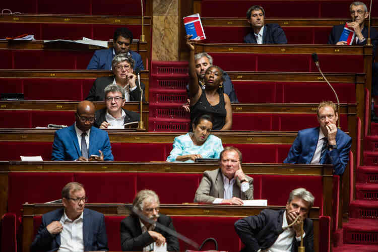 Danière Obono, députée de La France insoumise, brandit le règlement de l’Assemblée nationale pour prendre la parole.