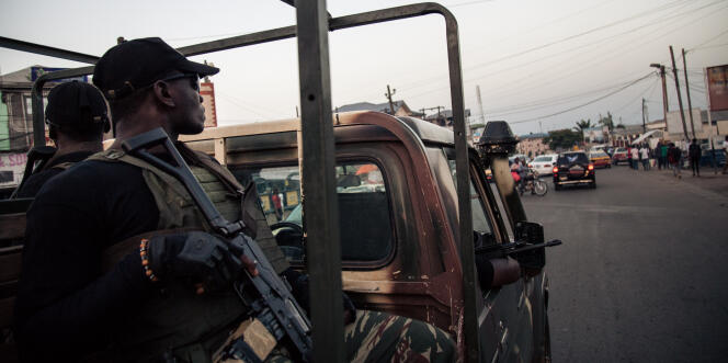 Des soldats camerounais patrouillent dans les rues de Buéa, dans le Sud-Ouest, en avril 2018.
