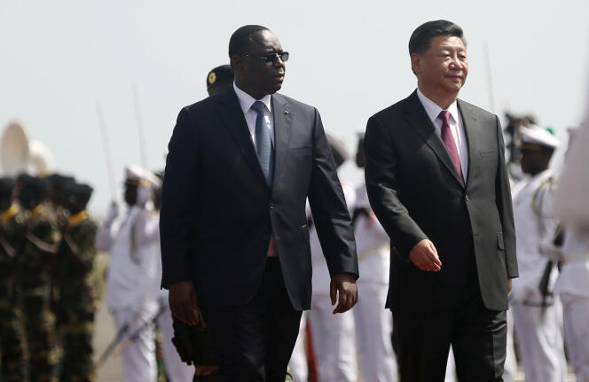 Xi Jinping aux côtés de son homologue sénégalais Macky Sall, à l’arrivée du dirigeant chinois sur le tarmac de l’aéroport Leopold Sedar Senghor à Dakar, le 21 juillet.