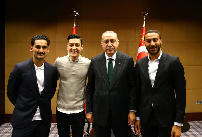 Le fameux cliché sur lequel Mesut Özil et son compatriote Ilkay Gündogan posent aux côtés du chef de l’Etat turc, Tayyip Erdogan, le 13 mai 2018.