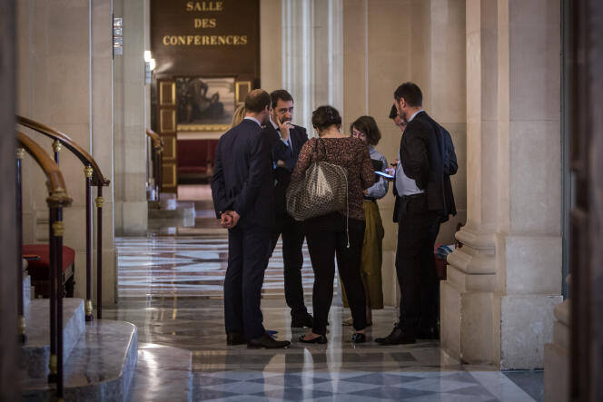 Dans le couloir à coté de l'Hémicyle, Christophe Castaner,  secrétariat d’Etat chargé des relations avec le Parlement discute, le 21 juillet.