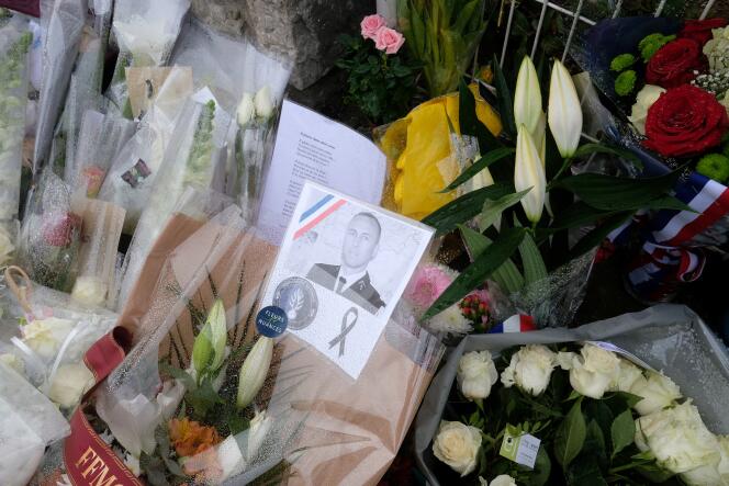 Des bouquets en hommage au lieutenant-colonel de gendarmerie, Arnaud  Beltrame, devant la gendarmerie de Carcassonne, le 25 mars.