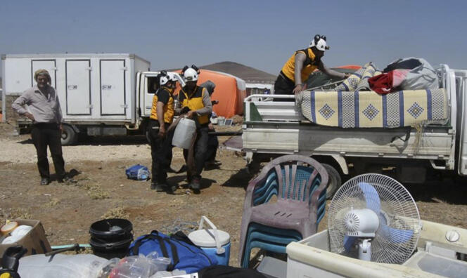 Des membres de la défense civile syrienne aident des habitants de Deraa ayant fuyant les bombardements, à Qouneitra, le 28 juin. Photo diffusée par les casques blancs.