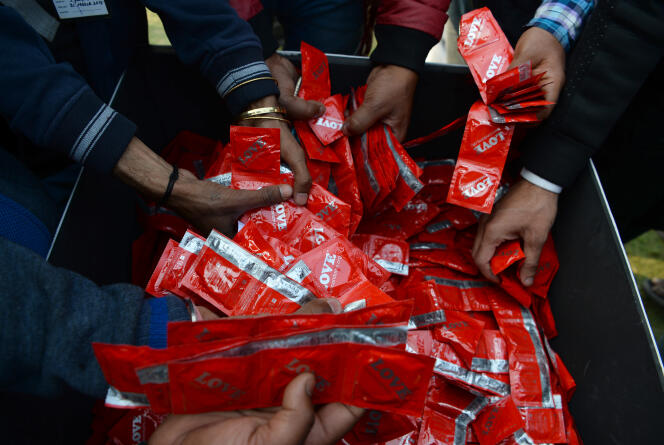 Une distribution de préservatifs à New Delhi, en Inde, le 13 février.