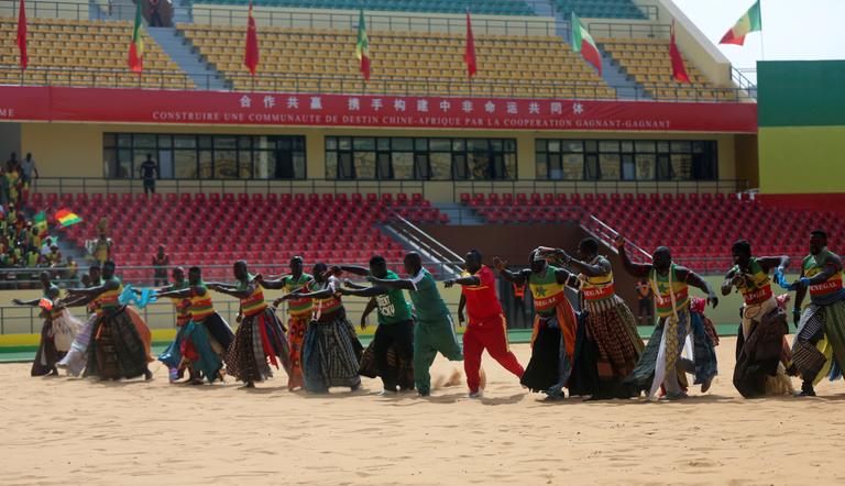 Des lutteurs traditionnels sénégalais font une démonstration pour l’ouverture de l’Arène nationale de lutte de Dakar, le 22 juillet 2018.