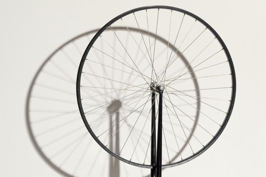 format de l'oeuvre roue de bicyclette marcel duchamp