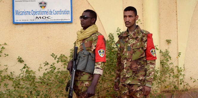Deux soldats maliens patrouillent à Gao, en février 2017.