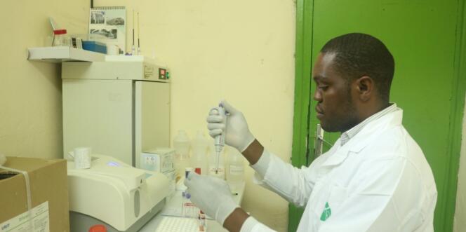 Dans le laboratoire de l’ONG SOS Hépatites cameroun, le 11 juillet 2018.