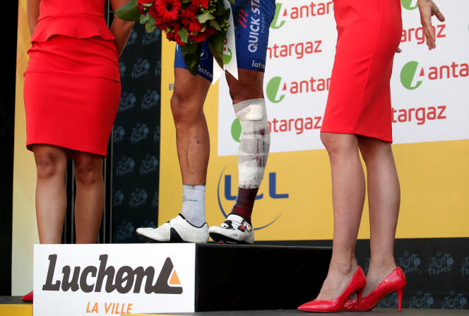 Détail d’une remise du prix de la combativité à Philippe Gilbert, blessé sur le Tour de France 2018.