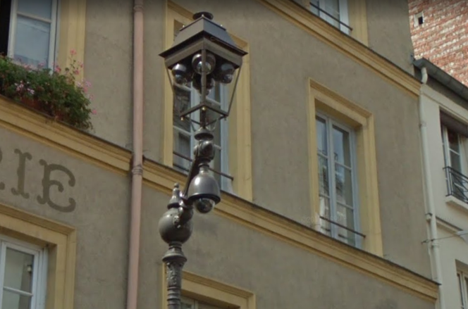 Caméra de vidéosurveillance place de la Contrescarpe, dans le 5e arrondissement de Paris.