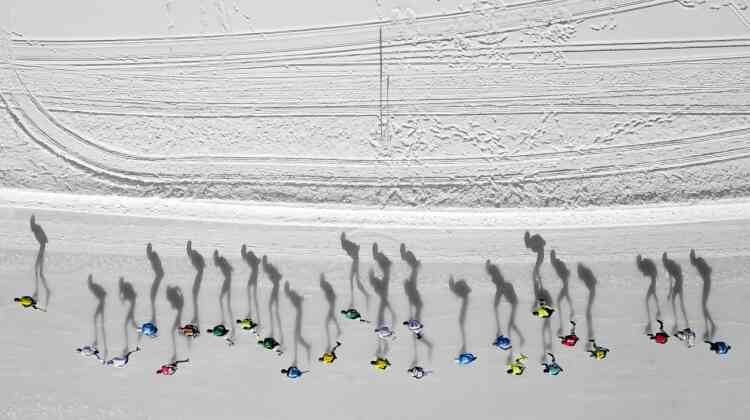 1er prix, catégorie sport : « Skating Shadows ». Une course de patinage sur le Weissensee, un lac glacé en Autriche.