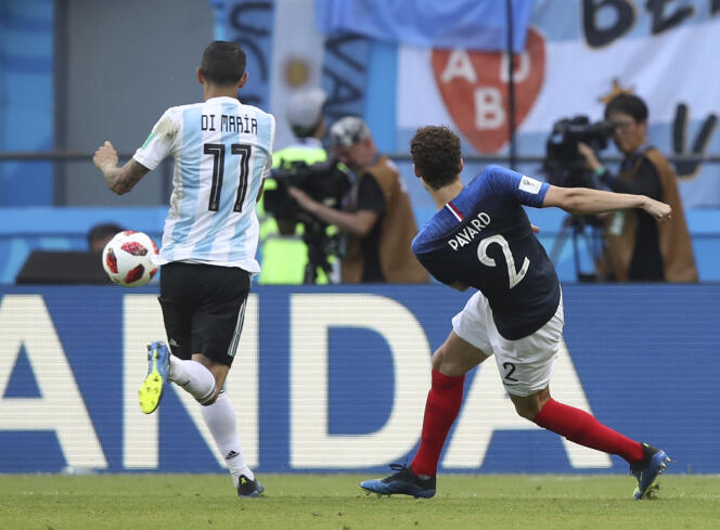 Au moment du déclenchement de la frappe de Benjamin Pavard, lors du huitième de finale face à l’Argentine, le 30 juin.