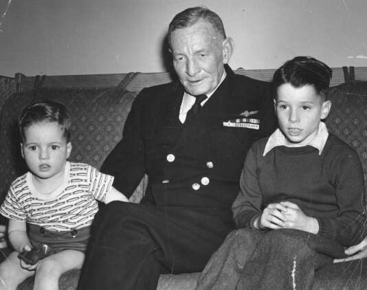 John McCain (d) avec son père John S. McCain, Jr. et son frère Joe (g) sur une photo non datée dans les années 1940.