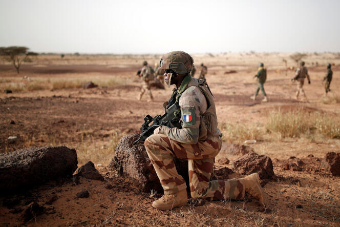 Soldats français de la force « Barkhane » avec des soldats de l’armée malienne à Inaloglog, au Mali,  le 17 octobre 2017.