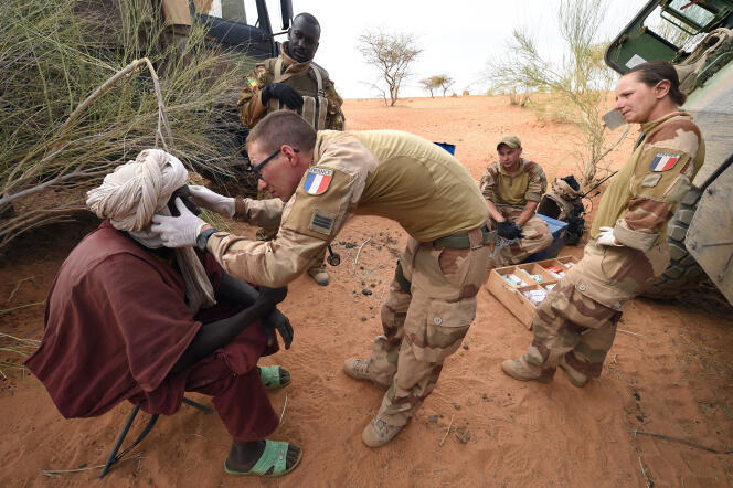 Un soldat français apporte de l’aide médicale à un citoyen malien dans la région de Tombouctou, en mars 2016.