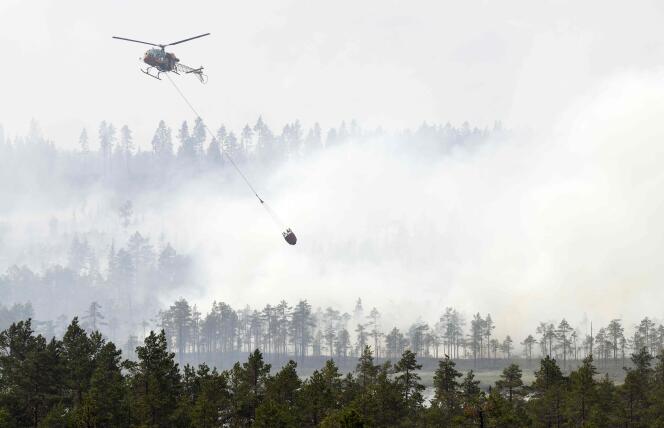 Un hélicoptère des pompiers opère sur la commune de Ljusdal (Suède), le 25 juillet 2018.