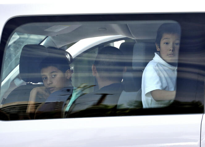 Des enfants entrés illégalement sur le territoire états-unien arrivent au centre social de Phoenix, le 26 juillet.