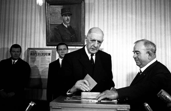 Charles de Gaulle vote à Colombey-les-Deux-Eglises, le 27 avril 1969.