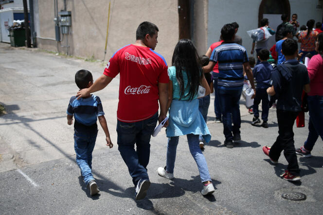 Des familles de migrants arrivent dans un centre de repos, après avoir été libérés du centre de détention de McAllen au Texas, le 26 juillet.