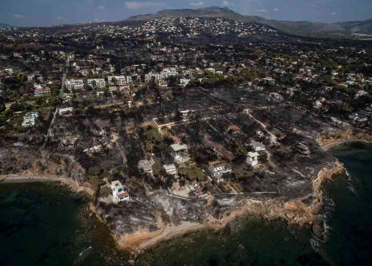 Vue aérienne de la station balnéaire de Mati, près d’Athènes, ravagée par les flammes. Le bilan provisoire des incendies de forêt qui ont dévasté lundi soir la côte à l’est d’Athènes est évalué, aujourd’hui, par les autorités, à 82 morts.