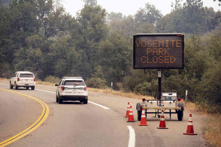 Près d’Oakhurst, en Californie, mercredi 25 juillet. Avec la progression de l’incendie Ferguson, des parties du parc ont été fermées.
