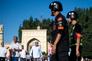 Des policiers patrouillent devant une mosquée, à Kashgar, dans le Xinjiang, le 26 juin 2017.