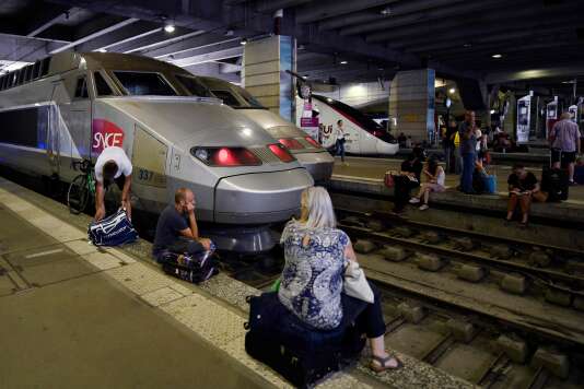  Travelers take their patience patiently at the station Montparnbade, the July 27. 