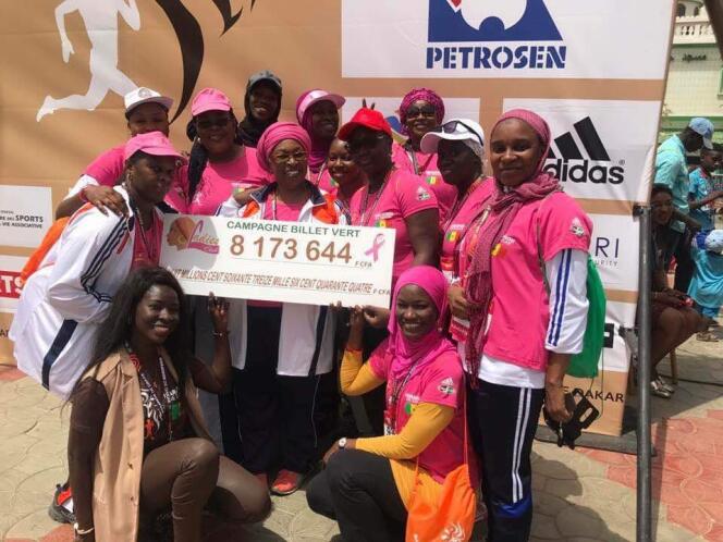 Des membres du Ladies Club remettent un chèque à la Ligue sénégalaise contre le cancer, à l’occasion du Marathon de Dakar 2017.