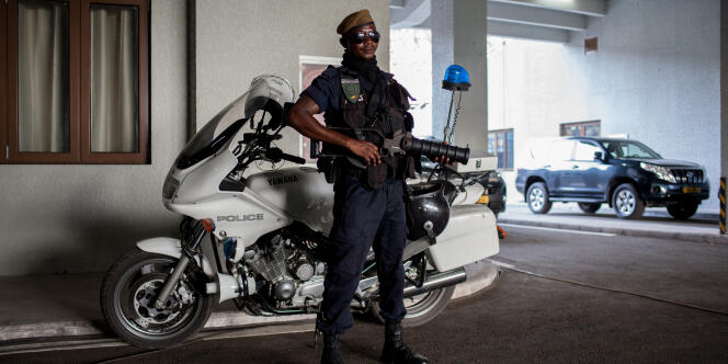 Un policier congolais monte la garde au stade Kintele de Brazzaville, en mars 2016.