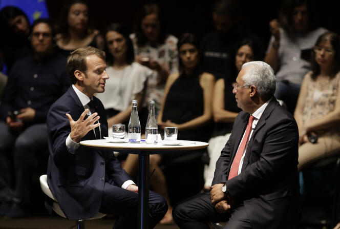 Emmanuel Macron et le premier ministre portugais Antonio Costa, à la Fondation Gulbenkian, à Lisbonne (Portugal), le 27 juillet.