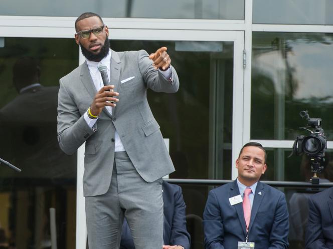 Critique par le basketteur LeBron James Donald Trump le denigre sur Twitter
