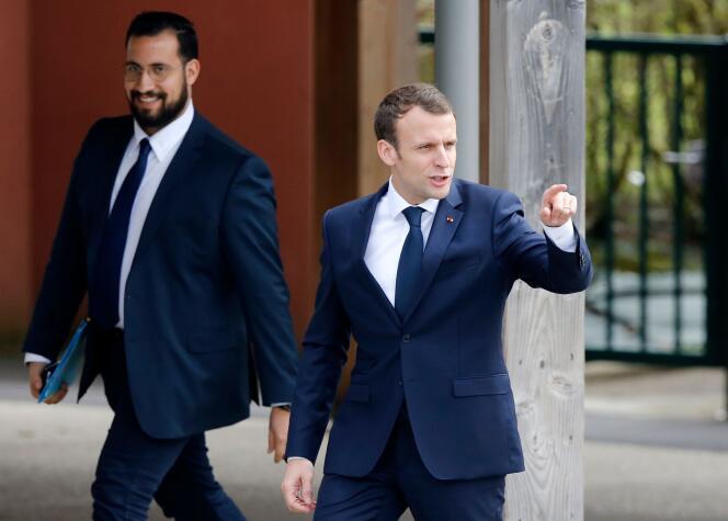 Emmanuel Macron, le 12 avril 2018, aux côtés d’Alexandre Benalla, alors responsable de la sécurité à l’Elysée, à Berd’huis (Orne).