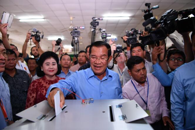 Le premier ministre cambodgien, Hun Sen, vote à Phnom Penh, le 29 juillet.
