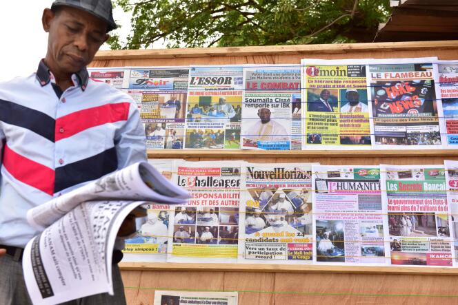 Les journaux affichés à Bamako, le 30 juillet.