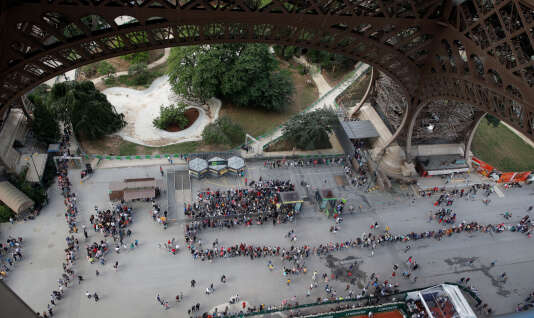 Vue aérienne de la file de visiteurs de la tour Eiffel.