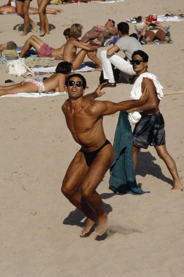 Un joueur de beach-volley, à Nice, sur la Côte d’Azur, en 1992.