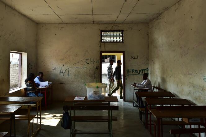 Dans une salle de classe transformée en bureau de vote pour le référendum constitutionnel du 30 juillet 2018, à Moroni, capitale des Comores.
