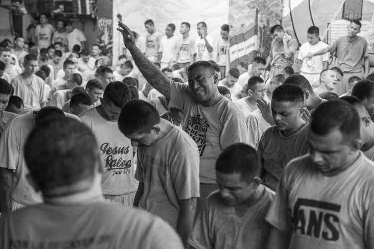 « Champo », chef du gang 18 participe  à une cérémonie religieuse, dans le centre carcéral de San Francisco de Gotera. Le directeur de la prison, Oscar David de Navides Bermudez, annonce que plus de 120 membres de gang se sont convertis dans les derniers mois.