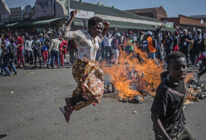 Les partisans de l’opposition descendus dans les rues d’Harare pour dénoncer des fraudes aux scrutins, à Harare (Zimbabwe), le 1er août.