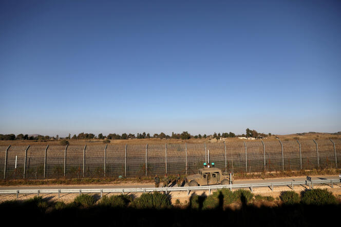 Des soldats israéliens patrouillent le long de la ligne de cessez-le-feu entre Israël et la Syrie, depuis la partie du Golan occupée par l’Etat hébreu.