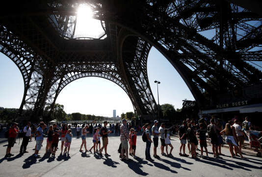 Des touristes font la queue afin d’avoir des renseignements sur la fermeture de la tour Eiffel, jeudi 2 août.