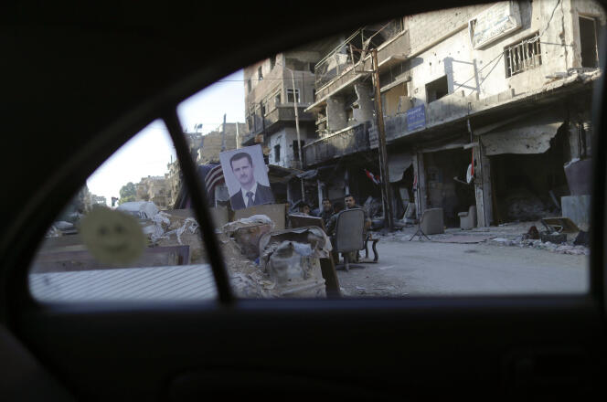 Un portrait de Bachar Al-Assad marque un checkpoint de l’armée syrienne à Damas (Syrie), le 16 juillet.