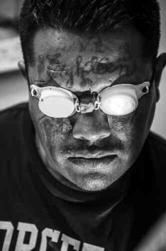 Raul, ancien détenu et converti, lors d’une séance de détatouage. Le traitement au laser nécessite la protection des yeux.