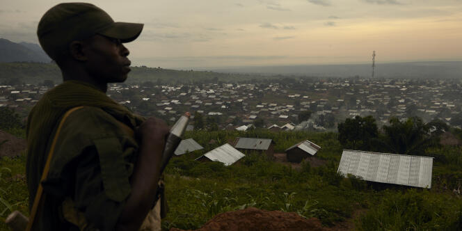 Un soldat de l’armée congolaise surveille un village de la province du Nord-Kivu, en mai 2018.