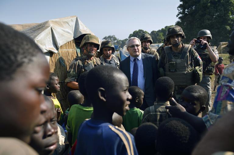 ERIC FEFERBERG / AFP Charles Malinas, alors ambassadeur de France, en visite dans un camp de déplacés de la région de Bossangoa, dans le nord de la République centrafricaine, en janvier 2014.