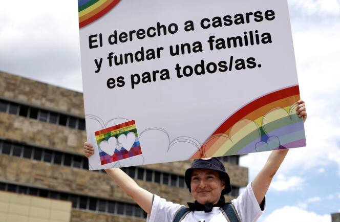 « Le droit de se marier et de fonder une famille est pour tous/toutes », peut-on lire sur la pancarte de cette manifestante, au Costa Rica, le 4 août.