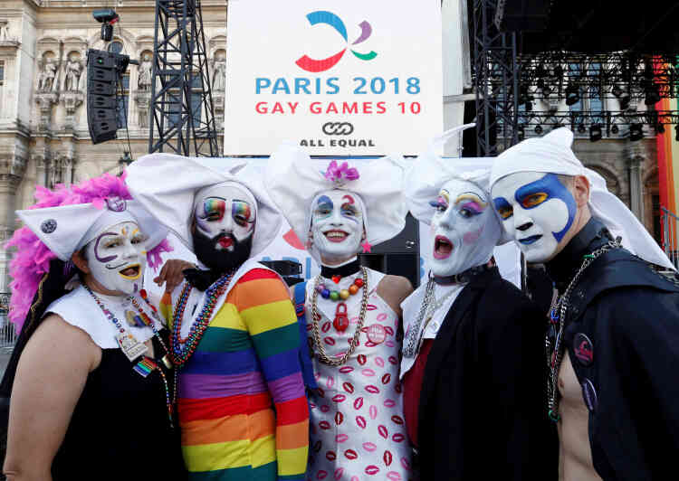 Plusieurs participants posent devant le village des Gay Games, devant l’hôtel de ville de Paris, le 4 août 2018.