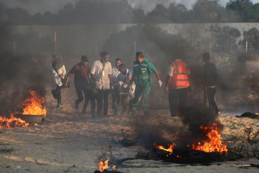 Des brancardiers et des manifestants palestiniens transportent un blessé lors de manifestations à Khan Younès, dans le sud de la bande Gaza, le 3 août.